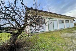 AMPIO CAPANNONE CON TERRENI: posizione riservat...