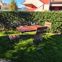 Tavolo e 4 sedie da giardino