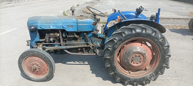 Trattore ford dexta 957