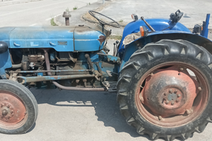 Trattore ford dexta 957