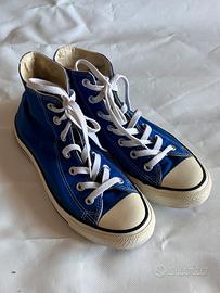 Converse alte blu acceso