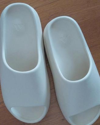 Adidas Yeezy Slide "Bone" / "Resin" 