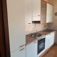 Cucina come da foto, completa di lavatrice.