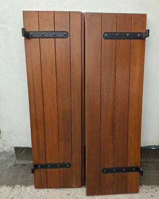 Scuri/balconi usati in legno in buono stato