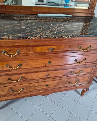 Cassettiera e comodini antichi