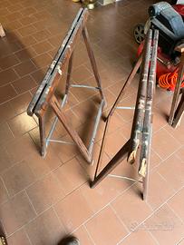 Coppia di cavalletti in legno robusti
