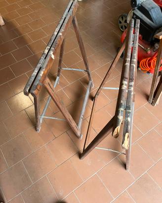 Coppia di cavalletti in legno robusti