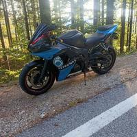 YAMAHA R6 iniezione del 2005 con vespa