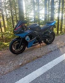 YAMAHA R6 iniezione del 2005 con vespa