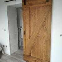 porta sospesa in legno vecchio tubolare corten
