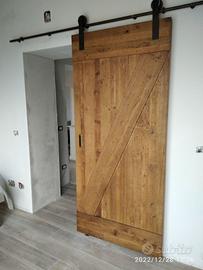 porta sospesa in legno vecchio tubolare corten