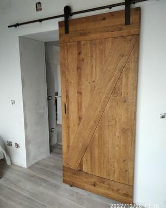 porta sospesa in legno vecchio tubolare corten