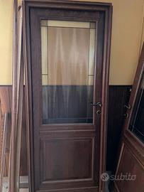 Porte da interno in legno e vetro.