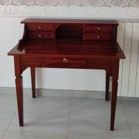 Scrittorio e comodino