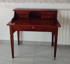 Scrittorio e comodino