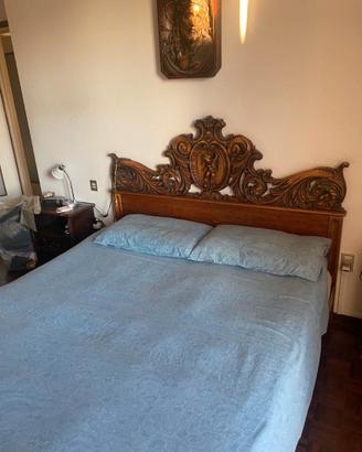 Letto matrimoniale in legno massello intagliato