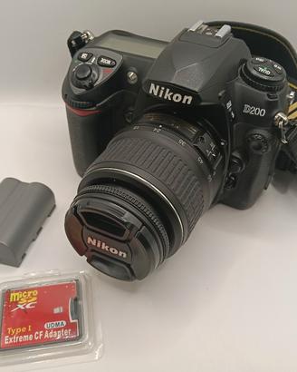Nikon D200 con obiettivo e accessori 