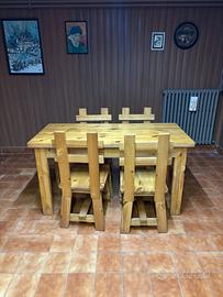 Tavolo rustico in pino con quattro sedie