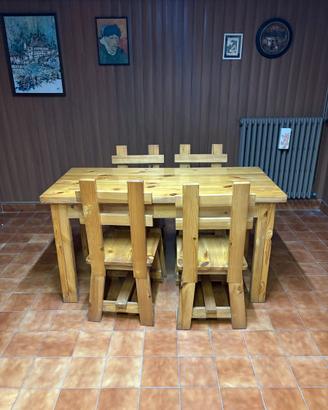 Tavolo rustico in pino con quattro sedie
