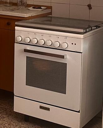 Cucina a  gas con forno elettrico