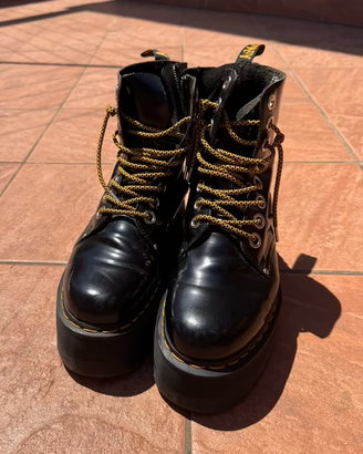 Anfibi originali Dr Martens Jadon