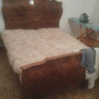 armadio e letto antico con due lampadari 
