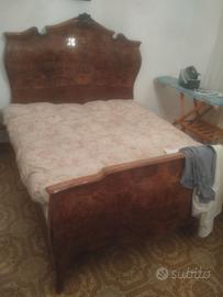 armadio e letto antico con due lampadari 