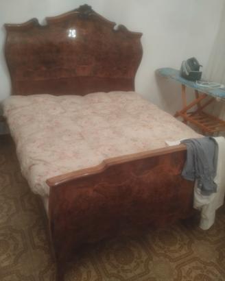 armadio e letto antico con due lampadari 