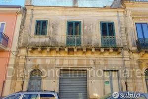 Palazzo storico su tre livelli a piedimonte etneo