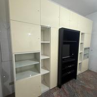 Parete attrezzata con Tv e tavolo