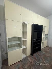 Parete attrezzata con Tv e tavolo