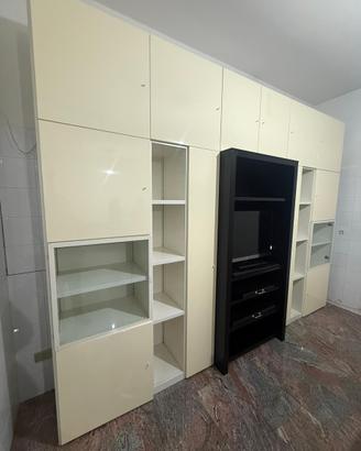 Parete attrezzata con Tv e tavolo