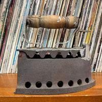 Antico ferro da stiro in metallo