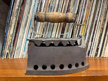 Antico ferro da stiro in metallo