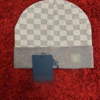Cappellino grigio a scacchi