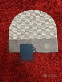 Cappellino grigio a scacchi