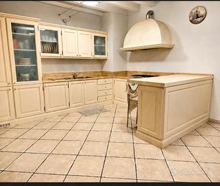 Cucina in legno massello con top in marmo  
