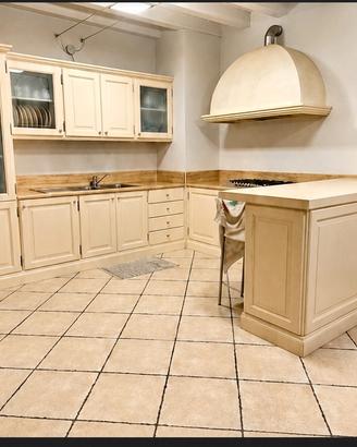 Cucina in legno massello con top in marmo  
