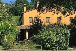 Bifamiliare su tre livelli con terreno agricolo