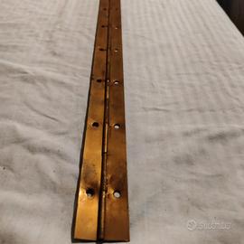 Cerniera rigida per mobili in legno