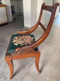 Tavolo rotondo in legno intarsiato con sedie