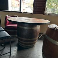 Botte e tavoli con botti
