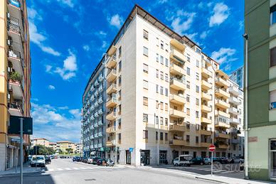 Ampio quadrivano con due balconi, da ristrutturare