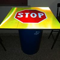 tavolino fusto in acciaio con segnale stradale