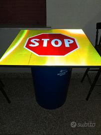 tavolino fusto in acciaio con segnale stradale