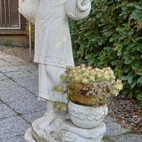 statua da giardino con basamento 