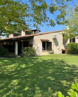 VILLA A SCHIERA D'ANGOLO A PESCHIERA DEL GARDA