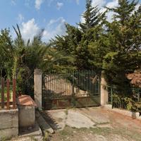 Terreno con case rurali e magazzini