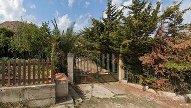 Terreno con case rurali e magazzini