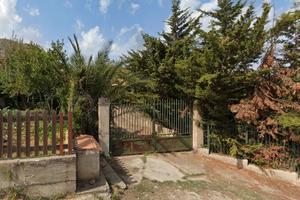 Terreno con case rurali e magazzini